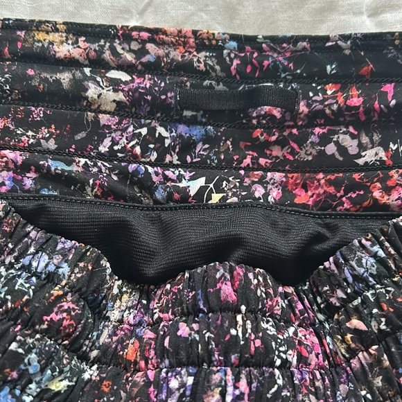 Lululemon Hottie hot 2.5 high rise short - Picture 5 of 6